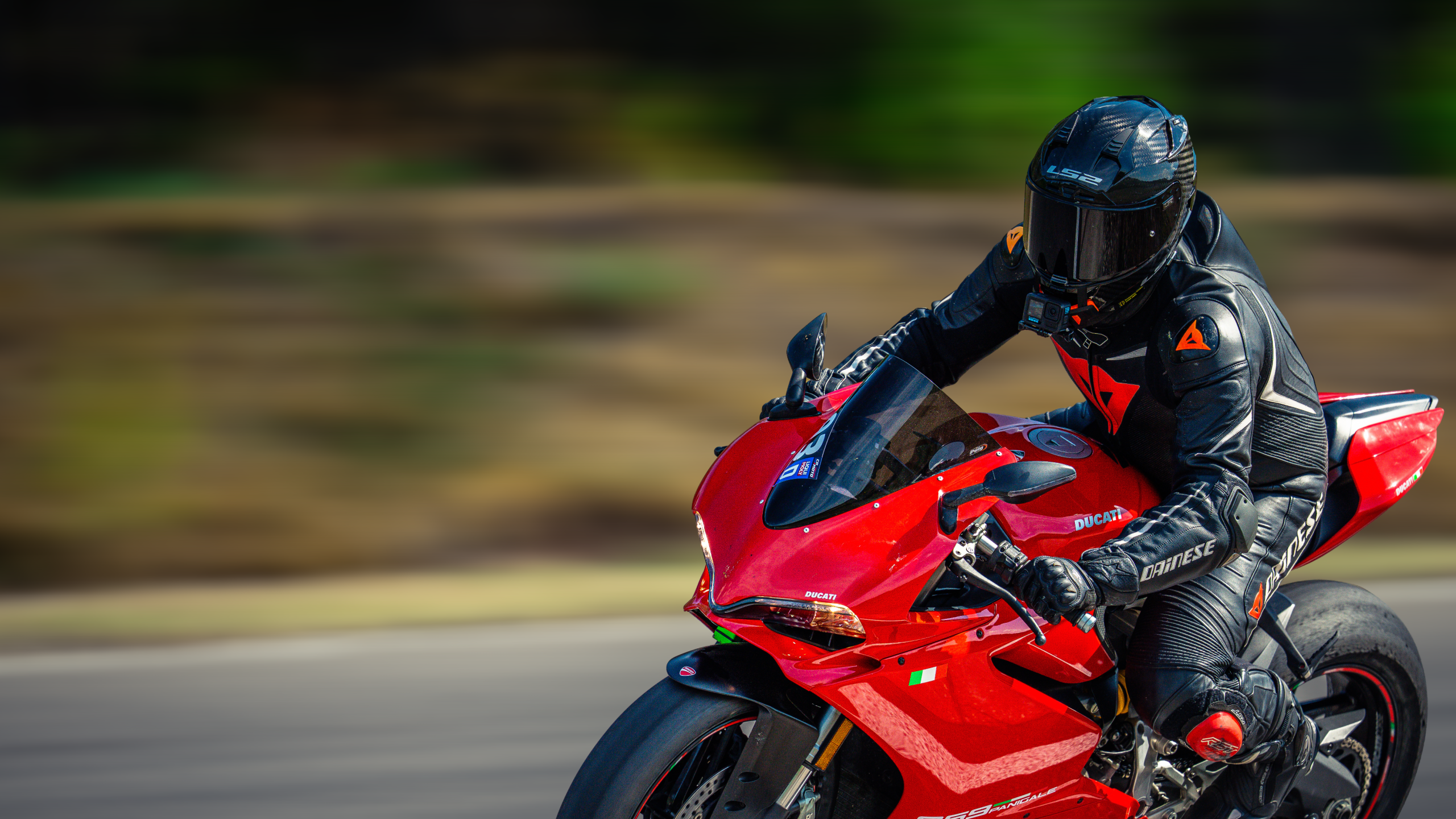 Moto Ducati in curva per hero shop Tauras